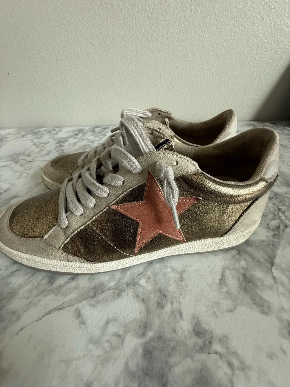 SHU SHOP Women's Metallic Gold Sneakers with Pink Star Accent Sz 81/2 Paz Golden